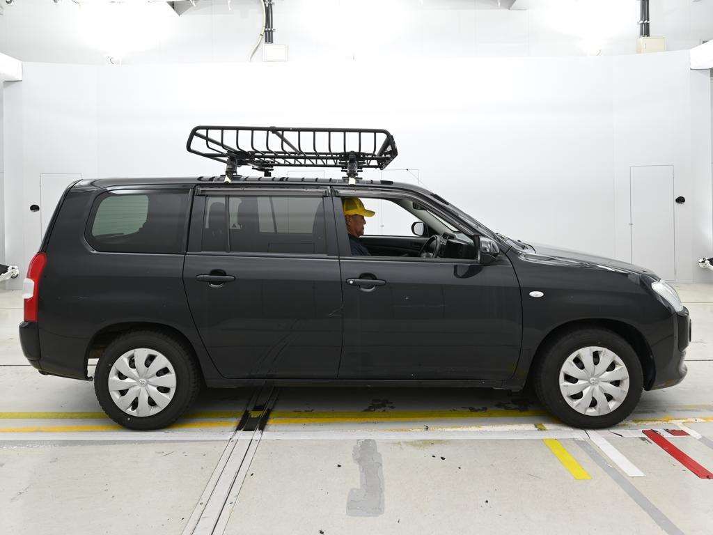 2021 Toyota Probox ハイブリッドF auction photo 3