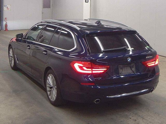 2017 BMW 5 Series 523Dツリングラグシ auction photo 2