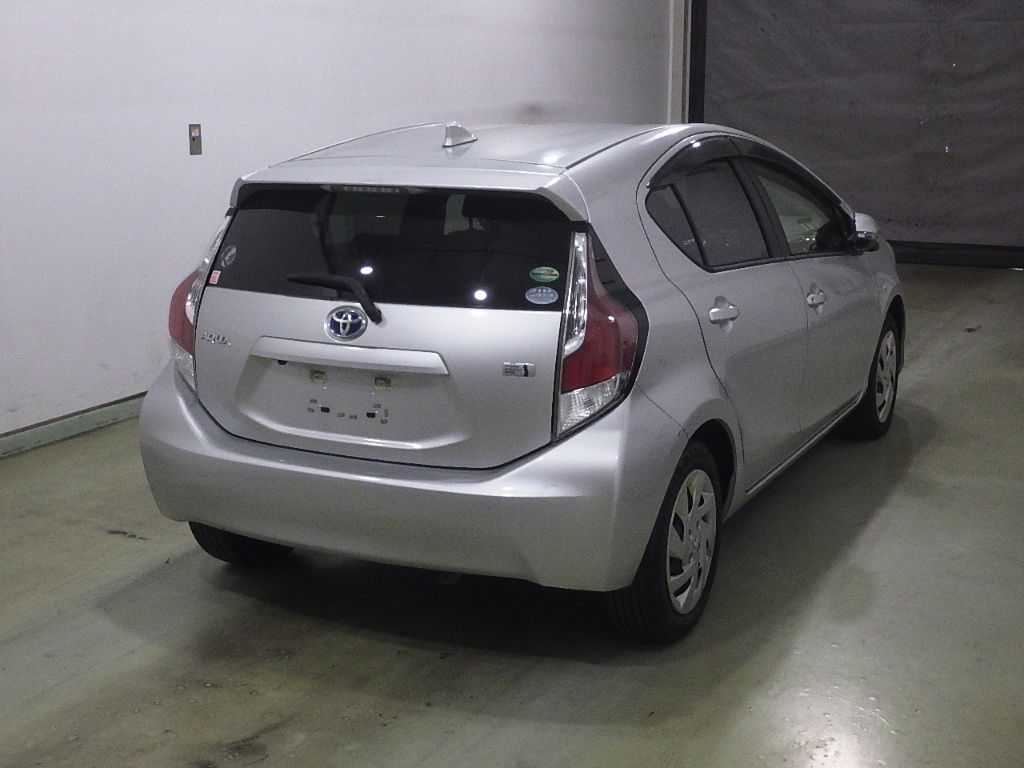 2015 Toyota Aqua S auction photo 2