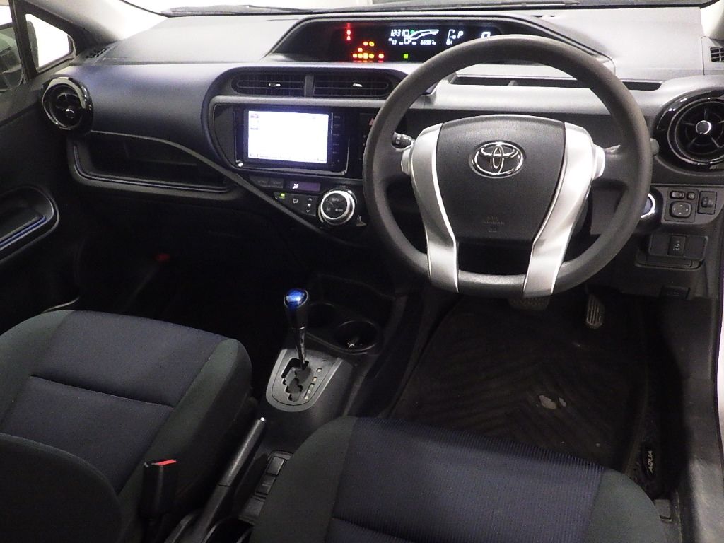 2015 Toyota Aqua S auction photo 3