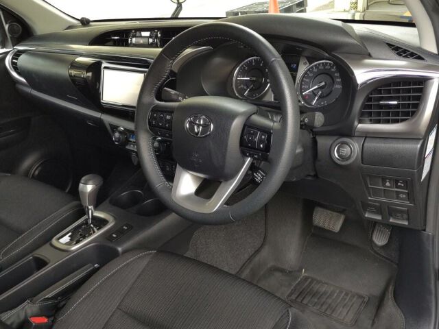 2023 Toyota Hilux Z 4WD auction photo 3