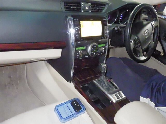 2010 Toyota Mark X 250G Relax Select auction photo 3