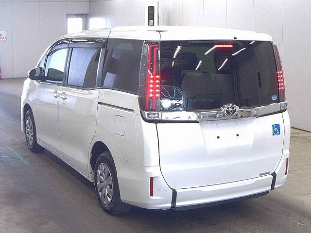 2019 Toyota Noah X ウェルキャブ auction photo 2