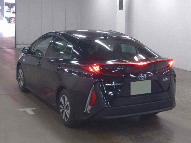 2020 Toyota Prius PHEV A Navigation Package auction photo 2
