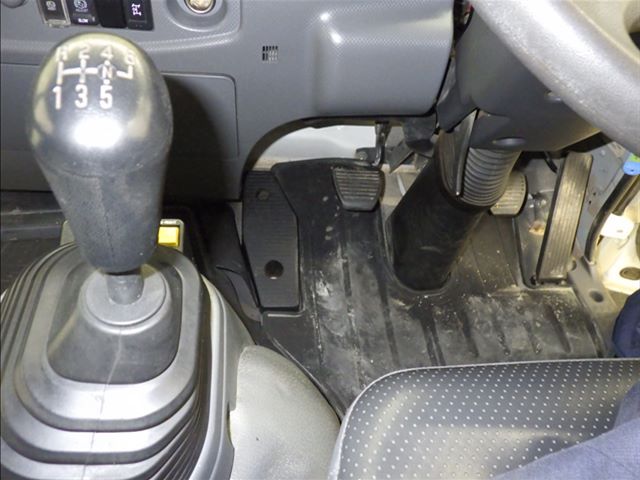 2017 Isuzu Forward dump auction photo 7