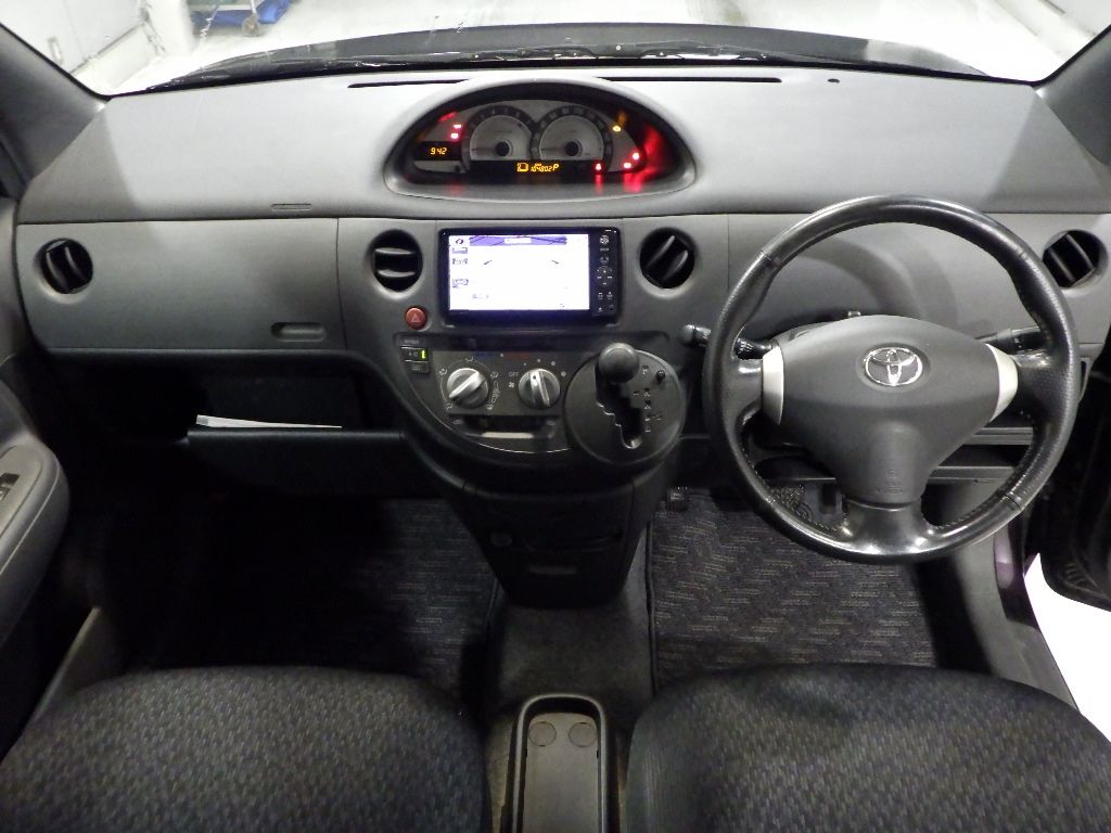 2011 Toyota Sienta DICE auction photo 3