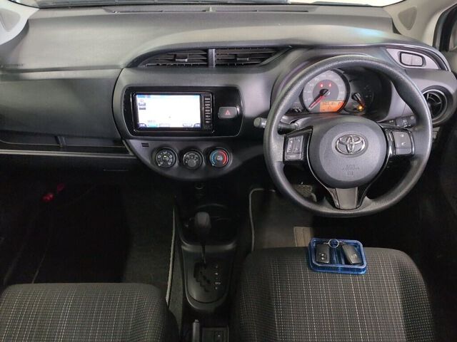 2017 Toyota Vitz F auction photo 3