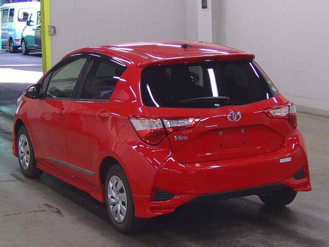 2017 Toyota Vitz F auction photo 2