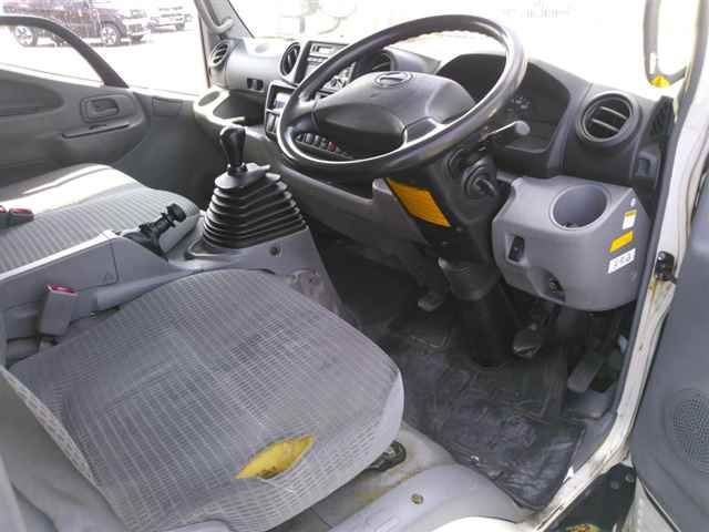2016 Hino Dutro 4WD Refrigerated Vehicle auction photo 3