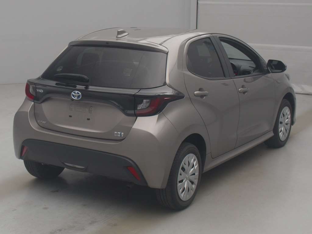 2022 Toyota Yaris ハイブリッドX 4WD auction photo 2