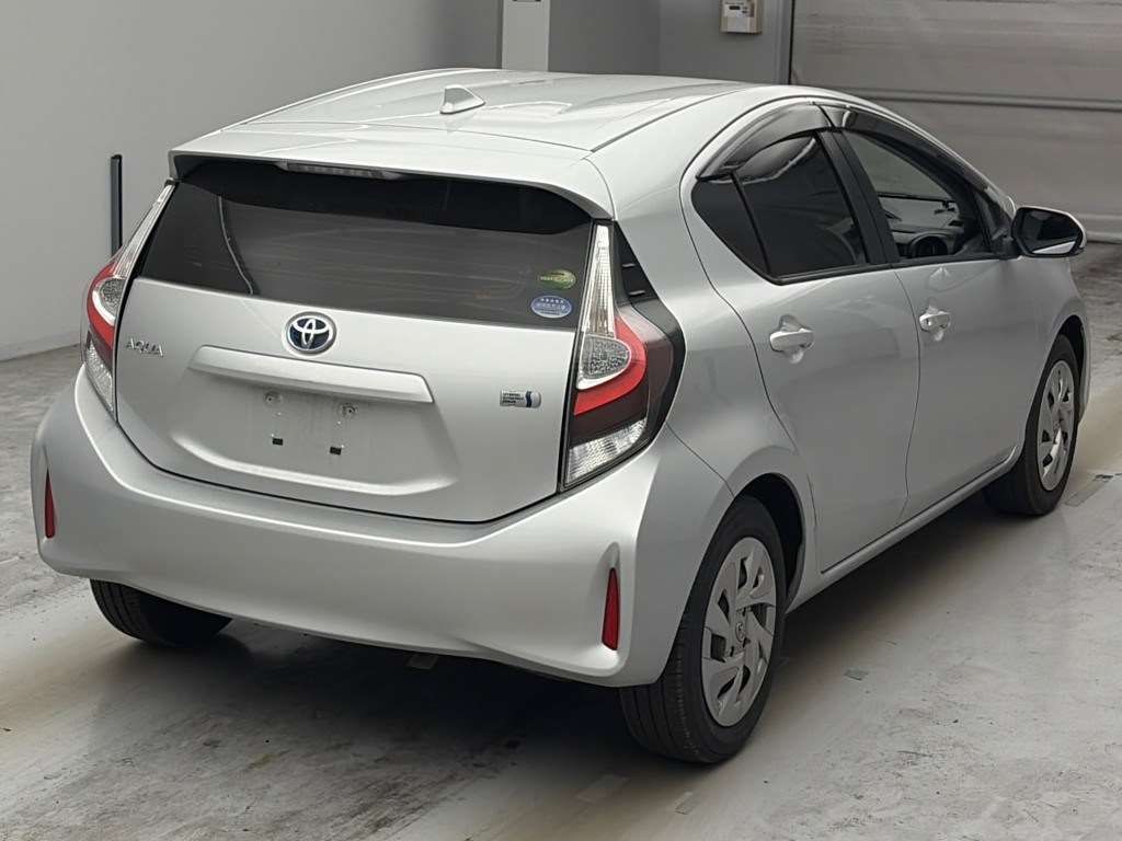 2021 Toyota Aqua L auction photo 2