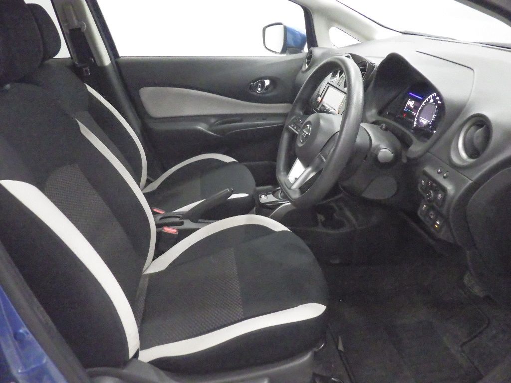 2017 Nissan ノート HB e-POWER X auction photo 6