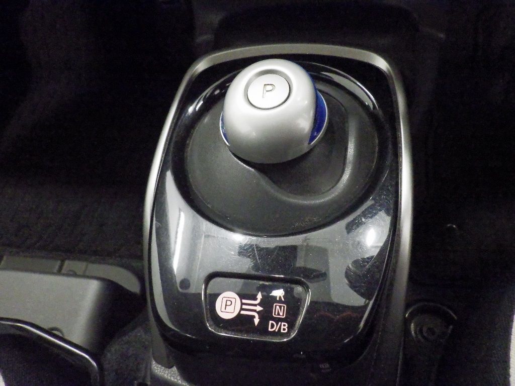2017 Nissan ノート HB e-POWER X auction photo 11