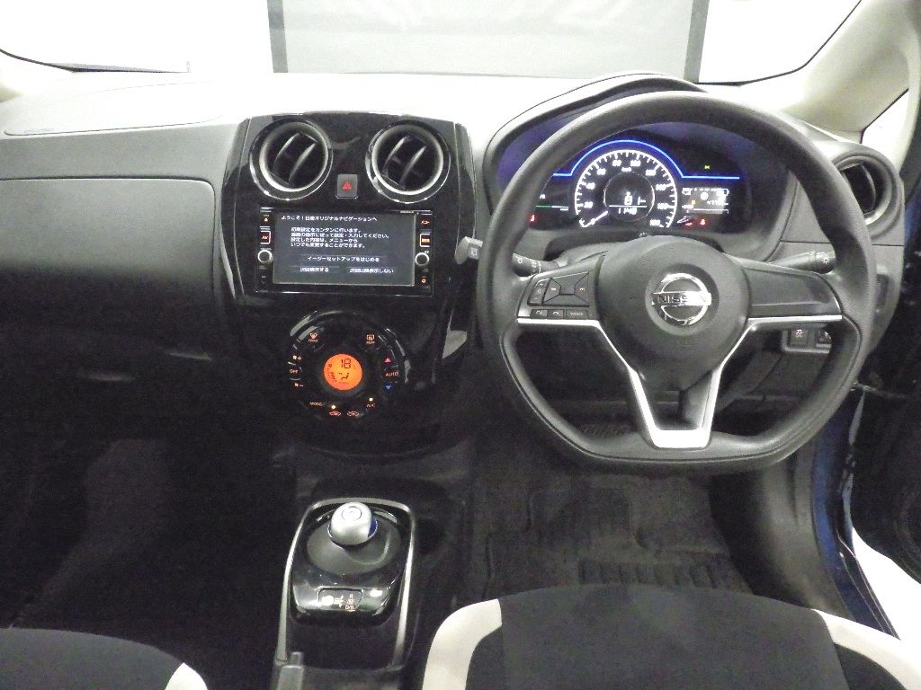 2017 Nissan ノート HB e-POWER X auction photo 3