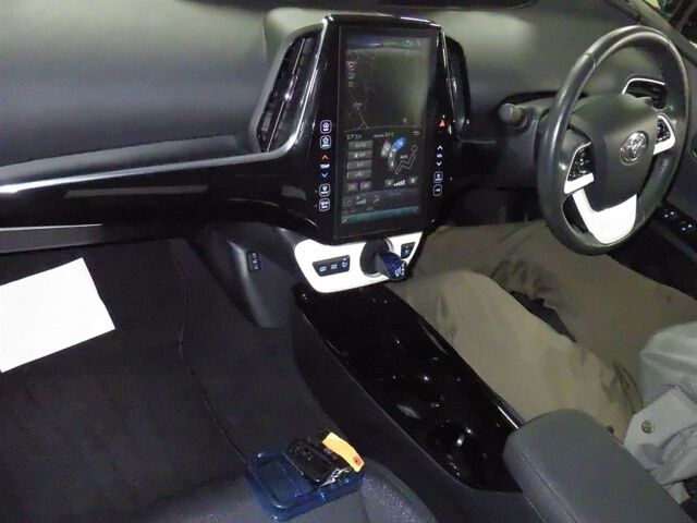 2017 Toyota Prius PHEV A auction photo 3