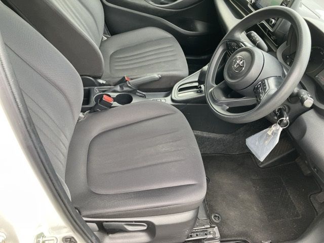 2023 Toyota Yaris ハイブリッドX auction photo 8