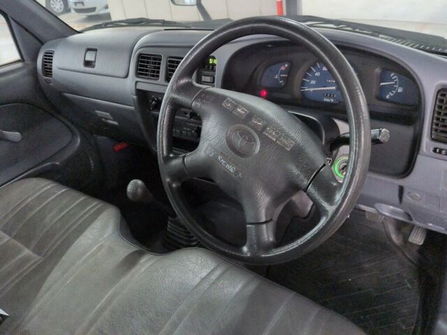 2002 Toyota Hilux auction photo 6