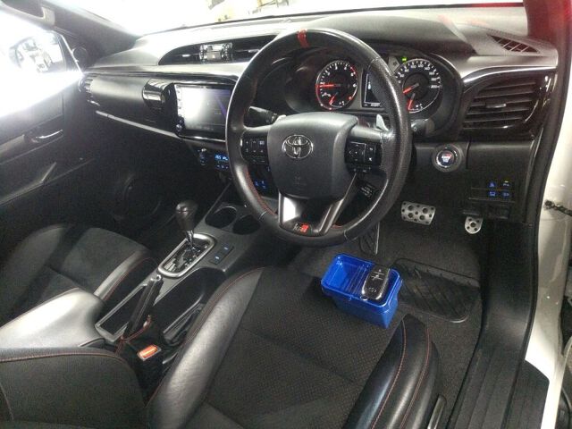 2023 Toyota Hilux Z GR Sport 4WD auction photo 3