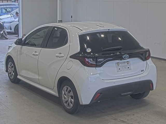 2023 Toyota Yaris ハイブリッドX auction photo 2