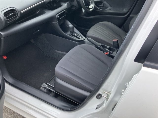 2023 Toyota Yaris ハイブリッドX auction photo 9