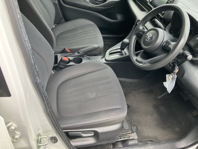 2023 Toyota Yaris ハイブリッドX auction photo 8