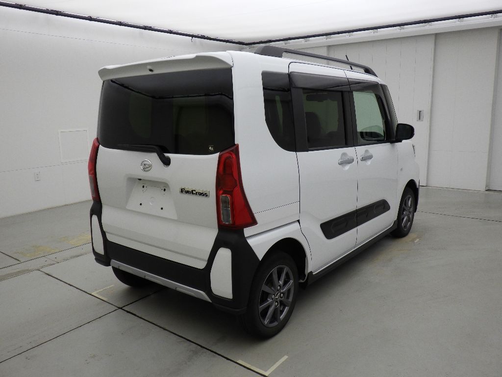 2023 Daihatsu タントファンクロス 4WD auction photo 2