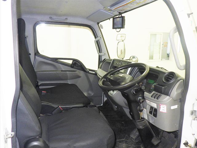 2017 Mitsubishi Fuso Canter Refrigerated and frozen trucks auction photo 6