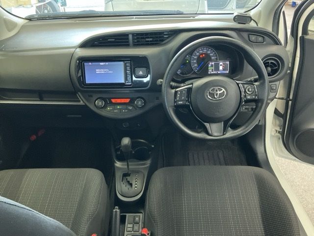 2018 Toyota Vitz F auction photo 5