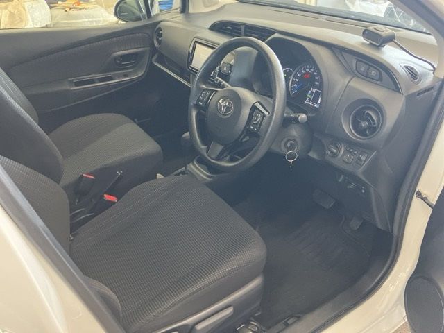 2018 Toyota Vitz F auction photo 4