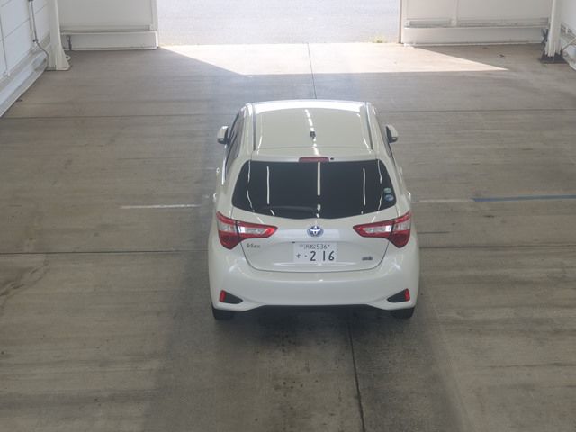 2018 Toyota Vitz F auction photo 3