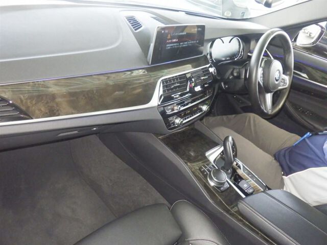 2017 BMW 5 Series 530EMスポIパフォ auction photo 3