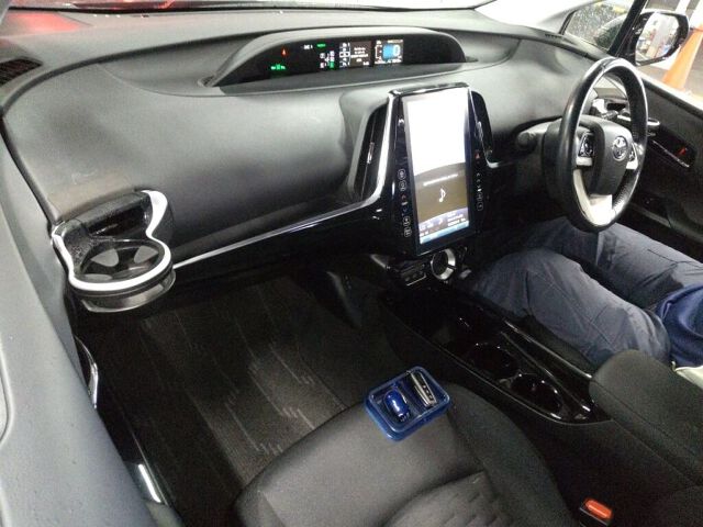 2017 Toyota Prius PHEV A auction photo 3