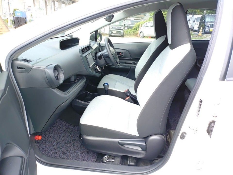 2018 Toyota Aqua auction photo 16