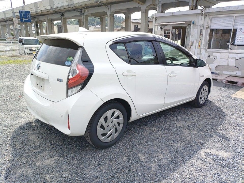 2018 Toyota Aqua auction photo 2