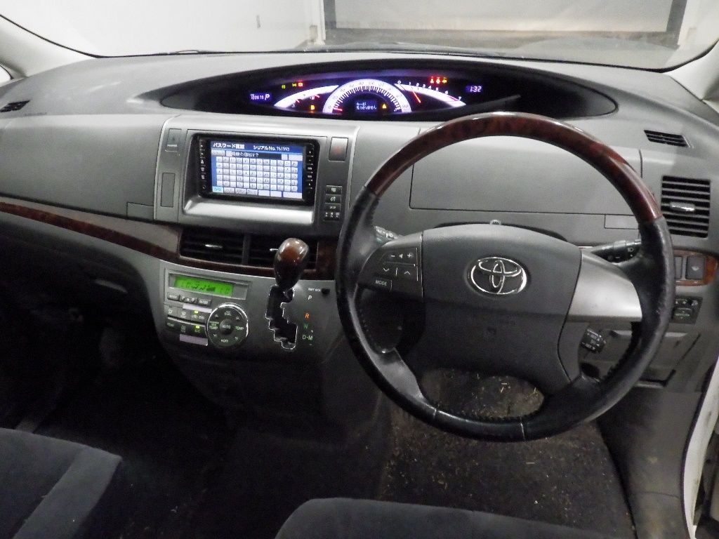2010 Toyota Estima 4WD Aeras G Edition auction photo 3