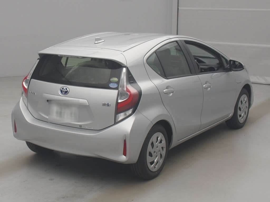 2018 Toyota Aqua L auction photo 2
