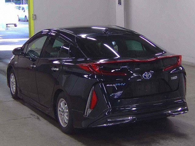 2019 Toyota Prius PHEV Aプレミアム auction photo 2