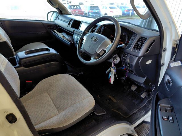2016 Toyota Hiace Super Long GL 4WD auction photo 3
