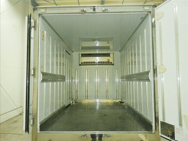 2018 Mitsubishi Fuso Canter Refrigerated and frozen trucks auction photo 4
