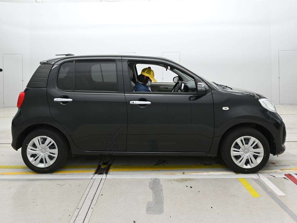 2023 Toyota Passo X auction photo 3