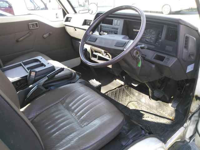 1990 Nissan Caravan DX Long 10-seater auction photo 3