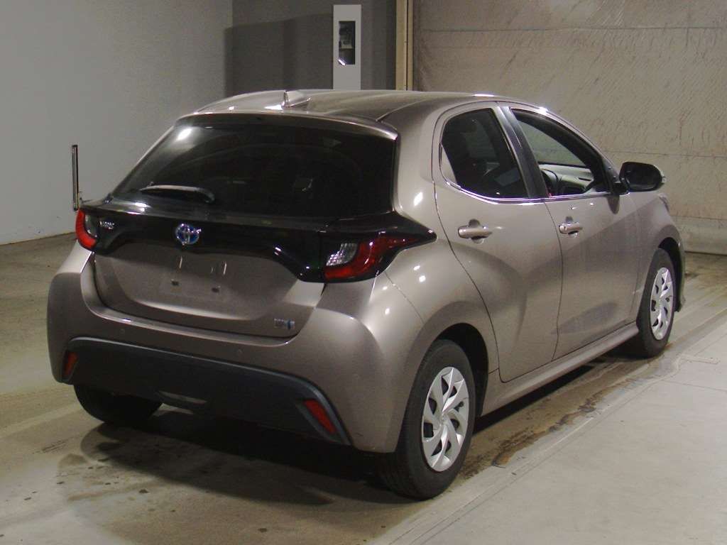 2021 Toyota Yaris ハイブリッドX auction photo 2