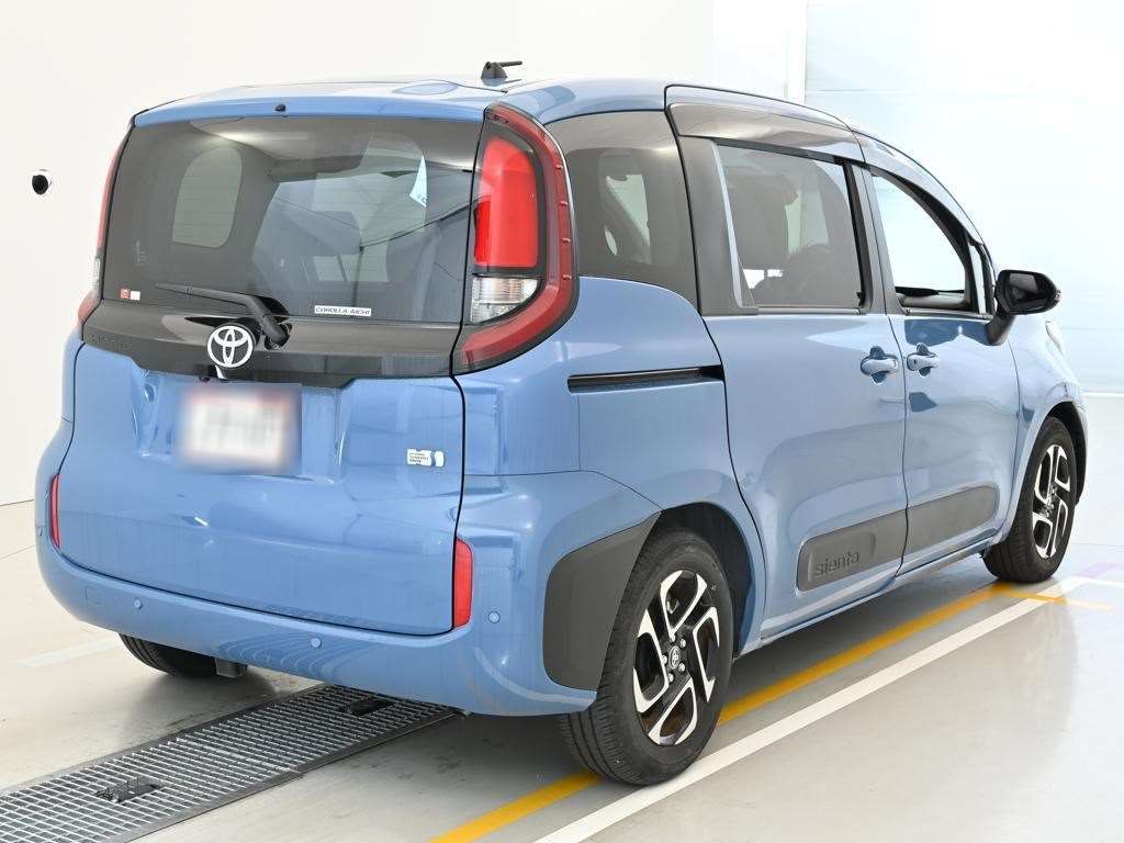 2023 Toyota Sienta ハイブリッドG auction photo 2