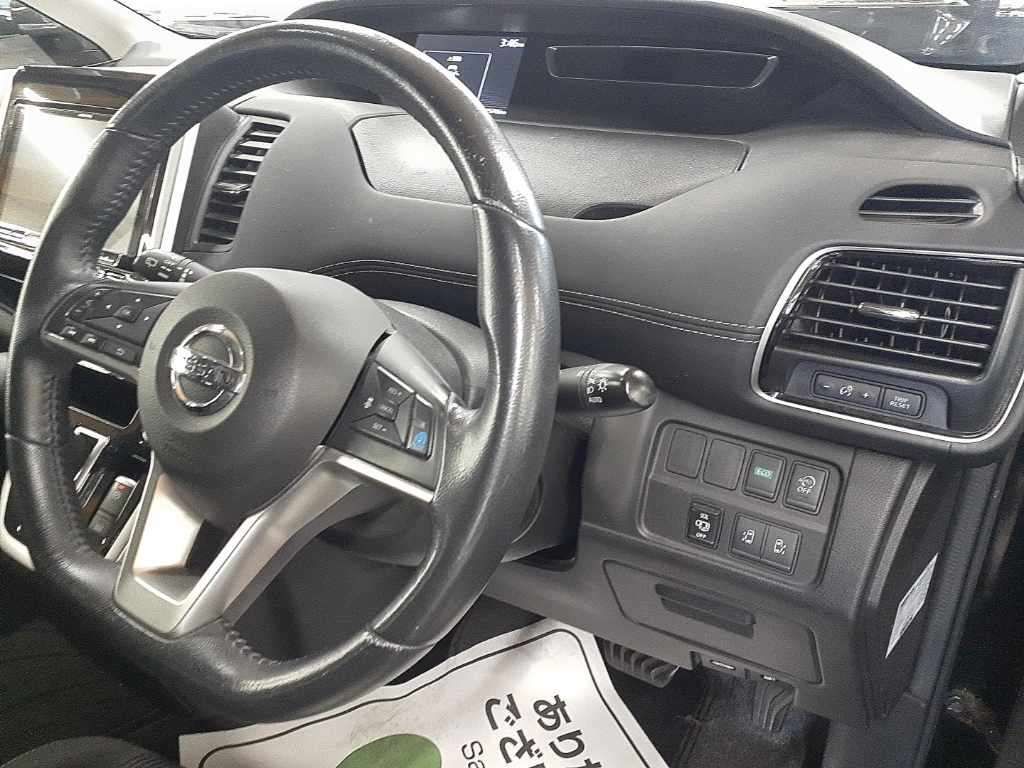 2017 Nissan Serena ハイウェイスター auction photo 9
