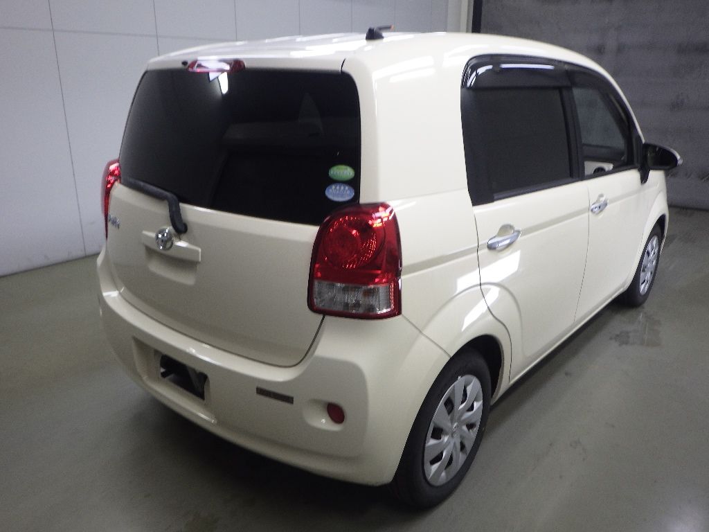 2013 Toyota Porte F auction photo 2