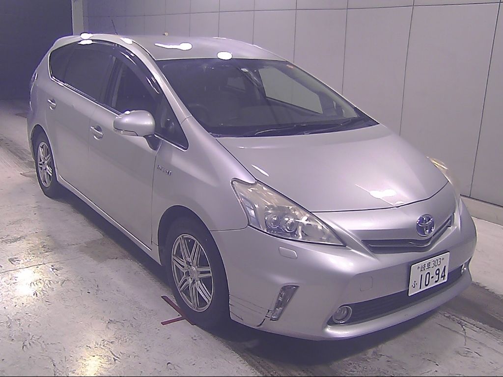 2011 Toyota Prius Alpha S Japan auction vehicle