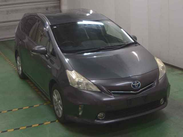 2013 Toyota Prius Alpha S Japan auction vehicle