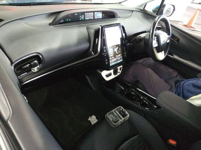 2017 Toyota Prius PHEV A auction photo 3