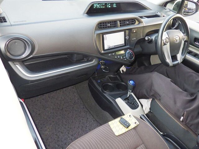 2013 Toyota Aqua G Smart Entry PG auction photo 3
