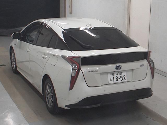2016 Toyota Prius Aツーリングセレクション auction photo 2